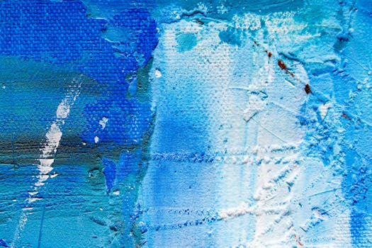 一幅带有纹理画布的蓝色抽象丙烯酸画，充满活力的特写
