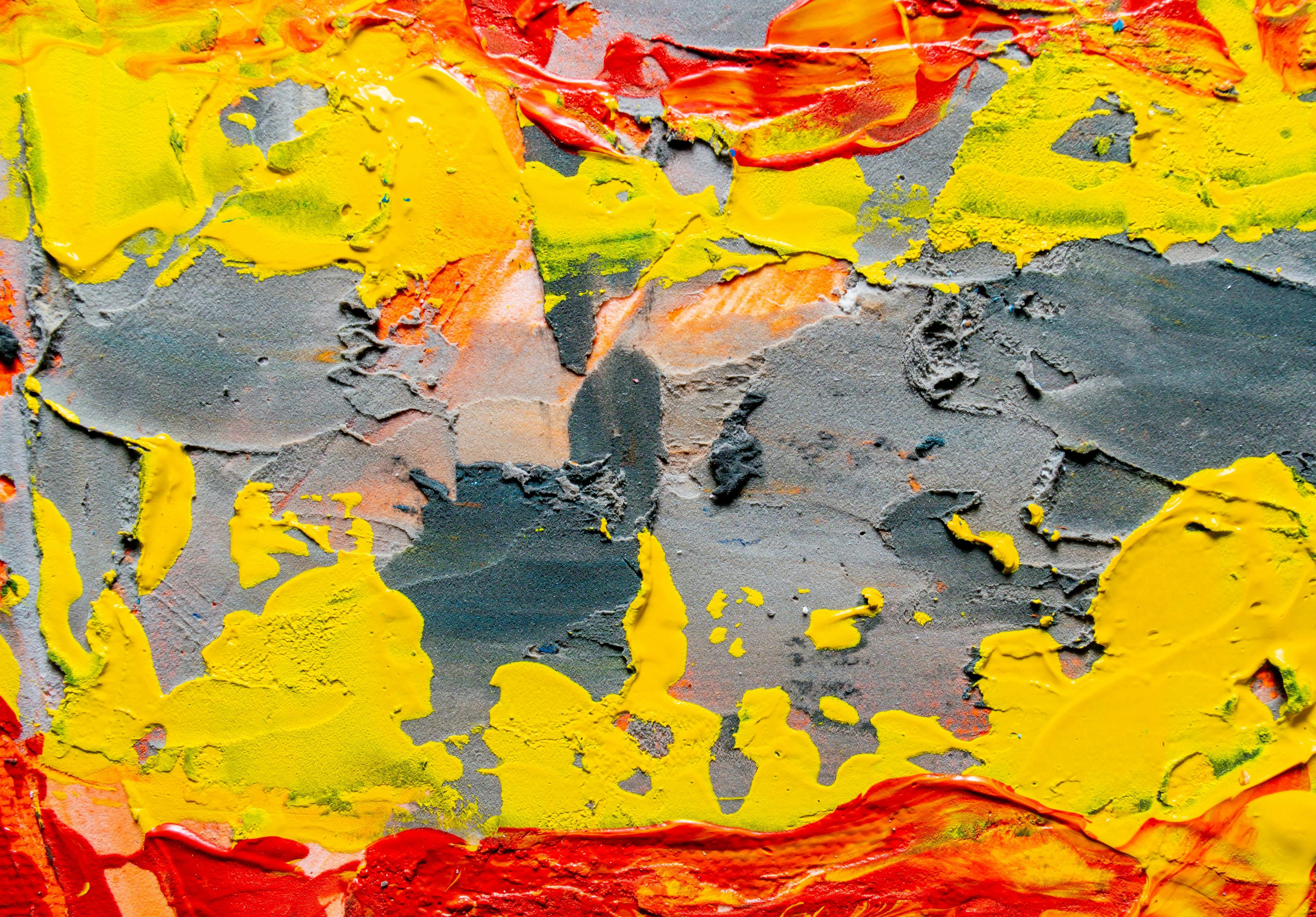 这幅动态抽象画具有生动的黄色、红色和灰色纹理