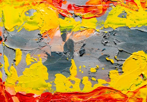 这幅动态抽象画具有生动的黄色、红色和灰色纹理