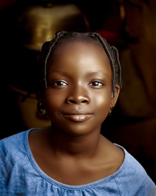 Afrika, afrikalı kız, dikey atış içeren Ücretsiz stok fotoğraf