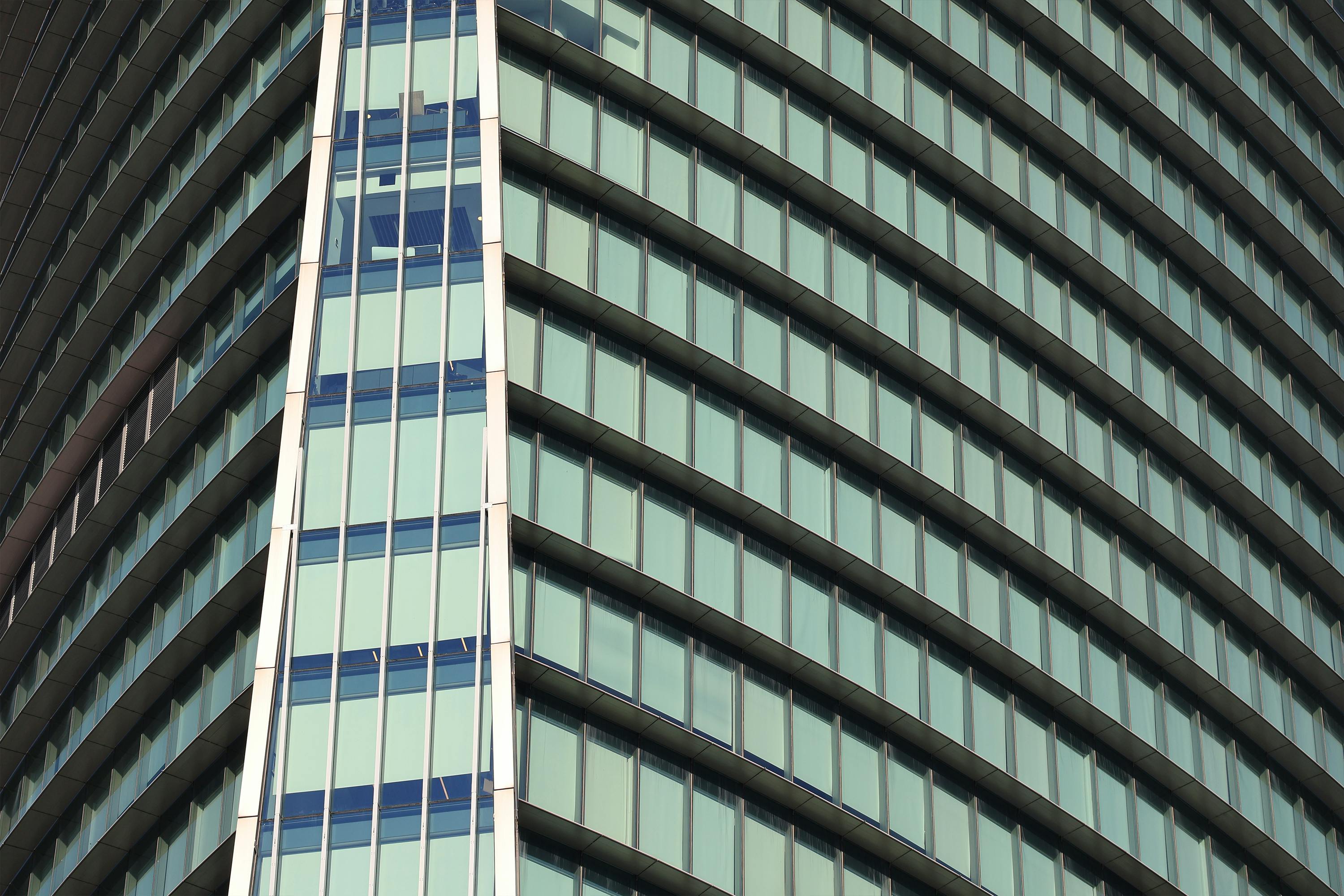 Una torre de oficinas con fachada de vidrio a la luz del día