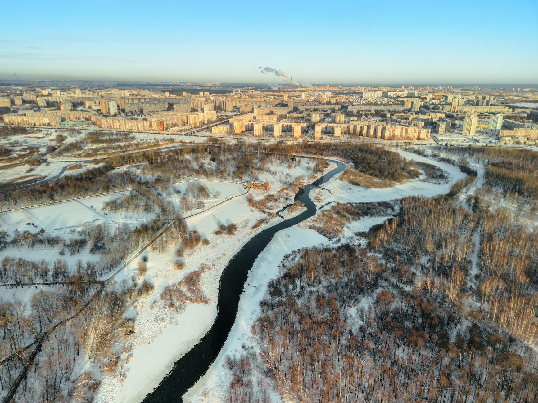 https://www.pexels.com/photo/river-going-through-a-city-during-winter-19949373/