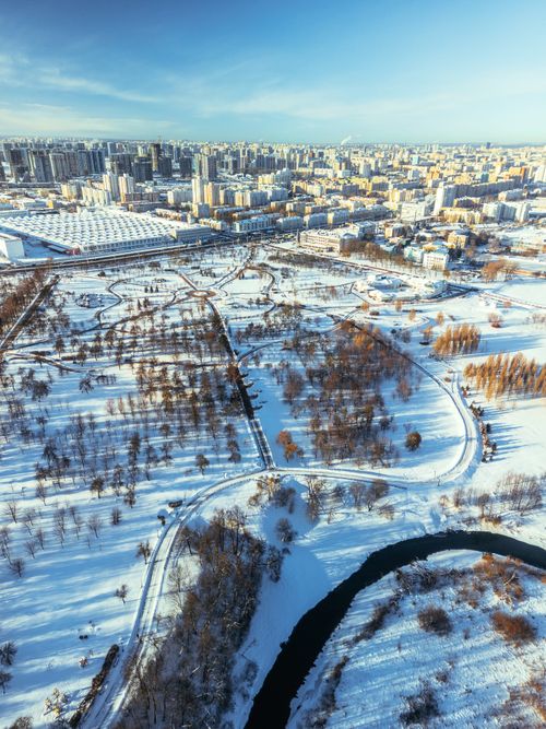 Free Discover the serene winter landscape of Minsk with this captivating aerial cityscape. Stock Photo
