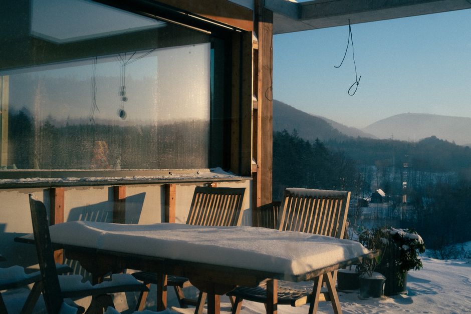 Stijlvolle veranda met houten meubels en kaarsen. Stijlvolle veranda met houten meubels en kaarsen.