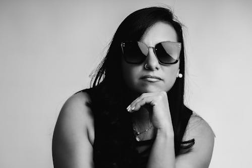 Ingyenes stockfotó álló kép, fekete-fehér, napszemüveg témában