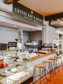 这家面包店咖啡馆的室内场景很迷人，配有糕点和座位