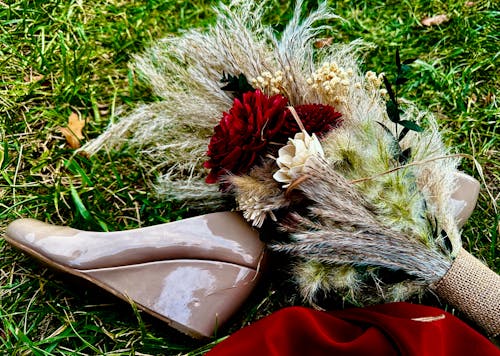 Foto profissional grátis de calçado, chão, flores