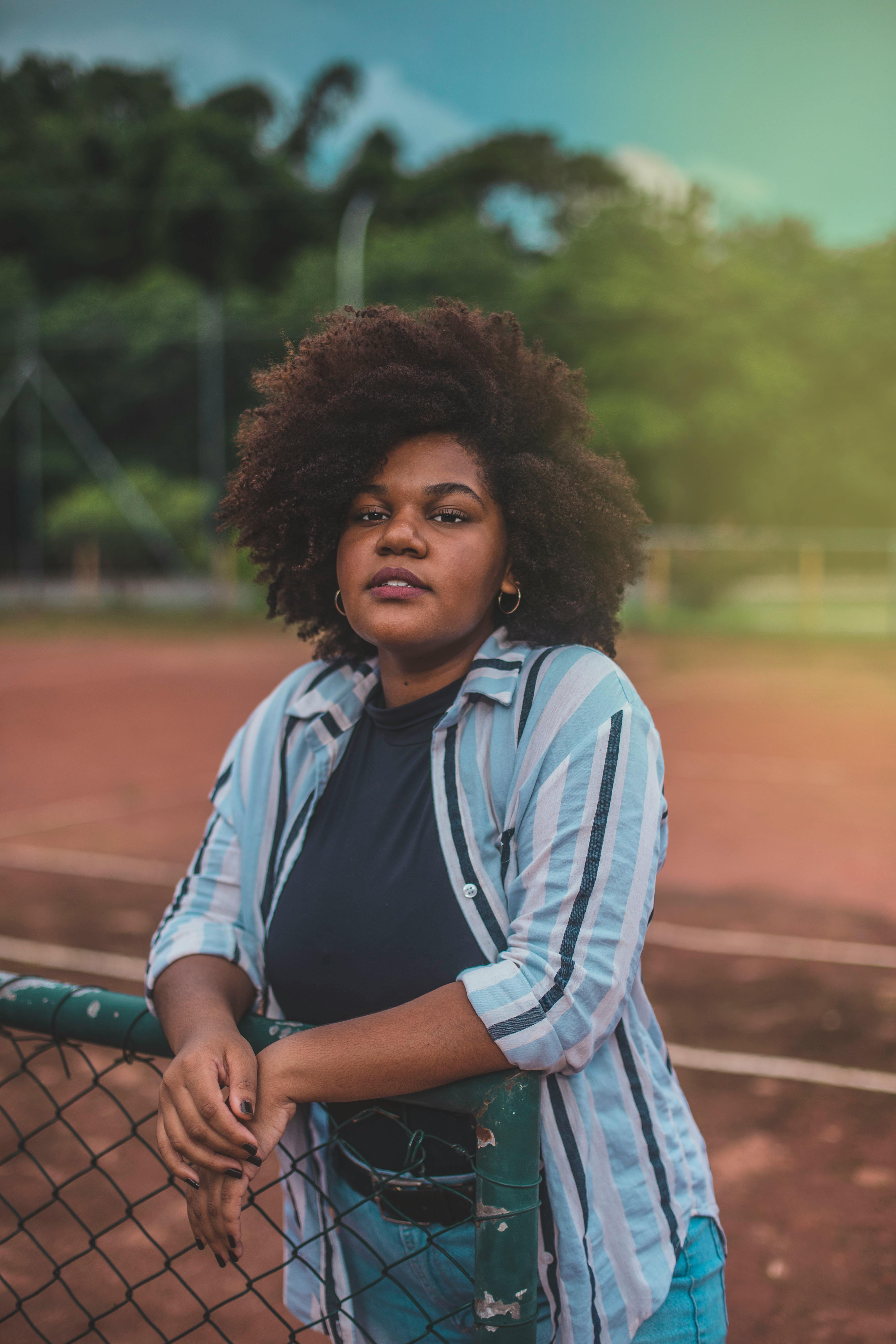 Kostenloses Foto zum Thema afrohaar, augen, brasilianische frau