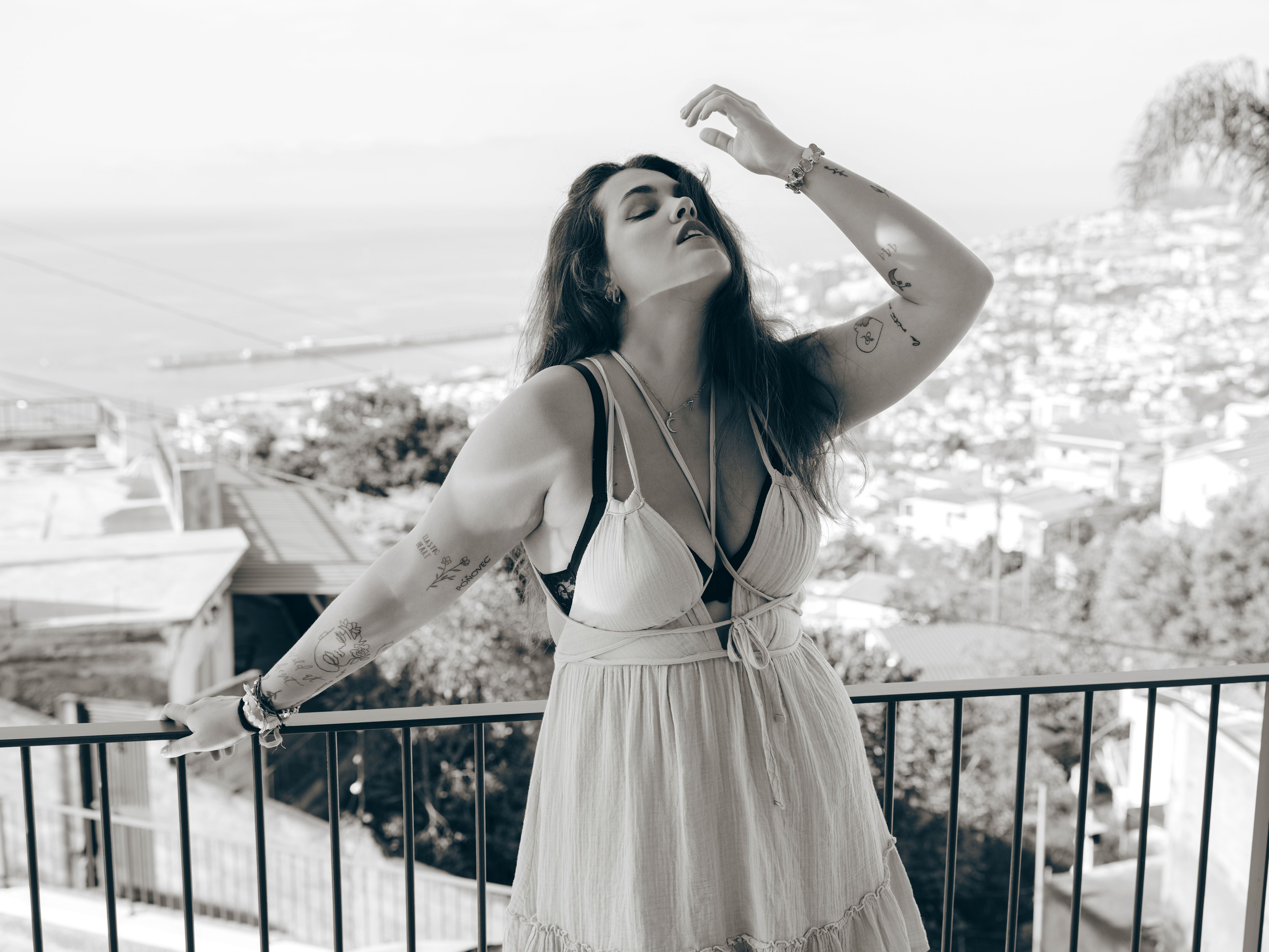Γιατί τα χέρια μου γίνονται κατακόκκινα και γεμίζουν αίμα όταν κρέμονται στο πλάι;