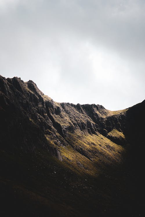 bulutlu, çim, dağ silsilesi içeren Ücretsiz stok fotoğraf