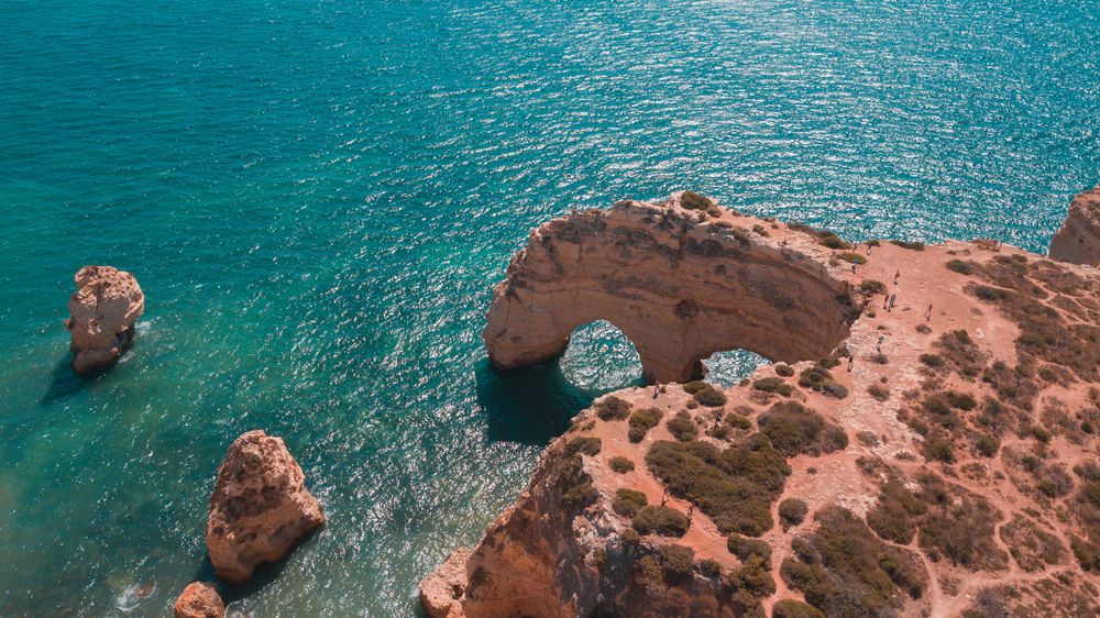 Vedere aeriană a arcadei naturale de la Praia da Marinha, în Algarve