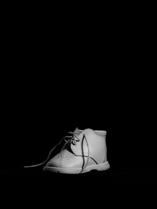 Безкоштовне стокове фото на тему «білий, вертикальні постріл, взуття»