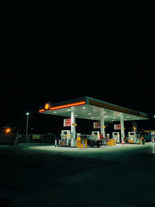 Ilmainen kuvapankkikuva tunnisteilla bensa-asema, hämärä, siluetti
