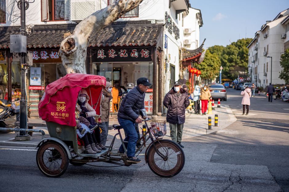 Smartphone screen displaying the Didi Chuxing ride-hailing app in China
