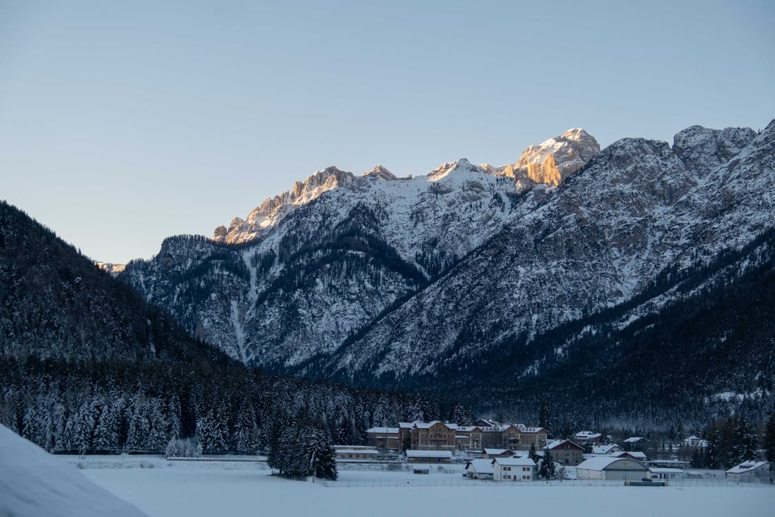 Kostenloses Stock Foto zu bäume, berge, blauer himmel