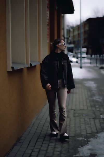 Street style portrait in a city, photo by Katia Miasoed on Pexels
