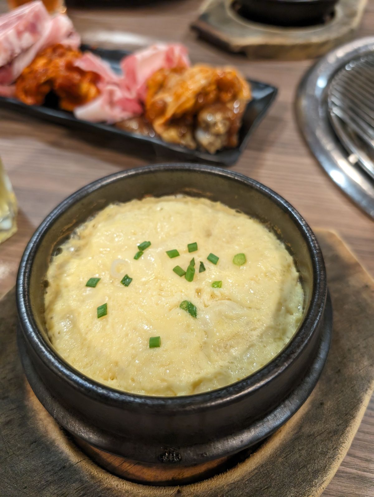 뚝배기에 담겨 김이 오르는 한국식 계란찜