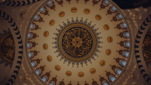 Free A detailed view of an ornate mosque dome showcasing Islamic architecture and Arabic script. Stock Photo