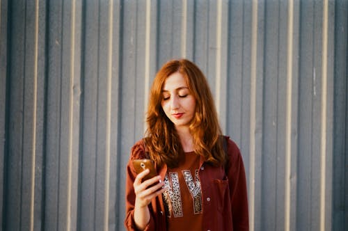 Immagine gratuita di capelli castani, capelli lunghi, cellulare