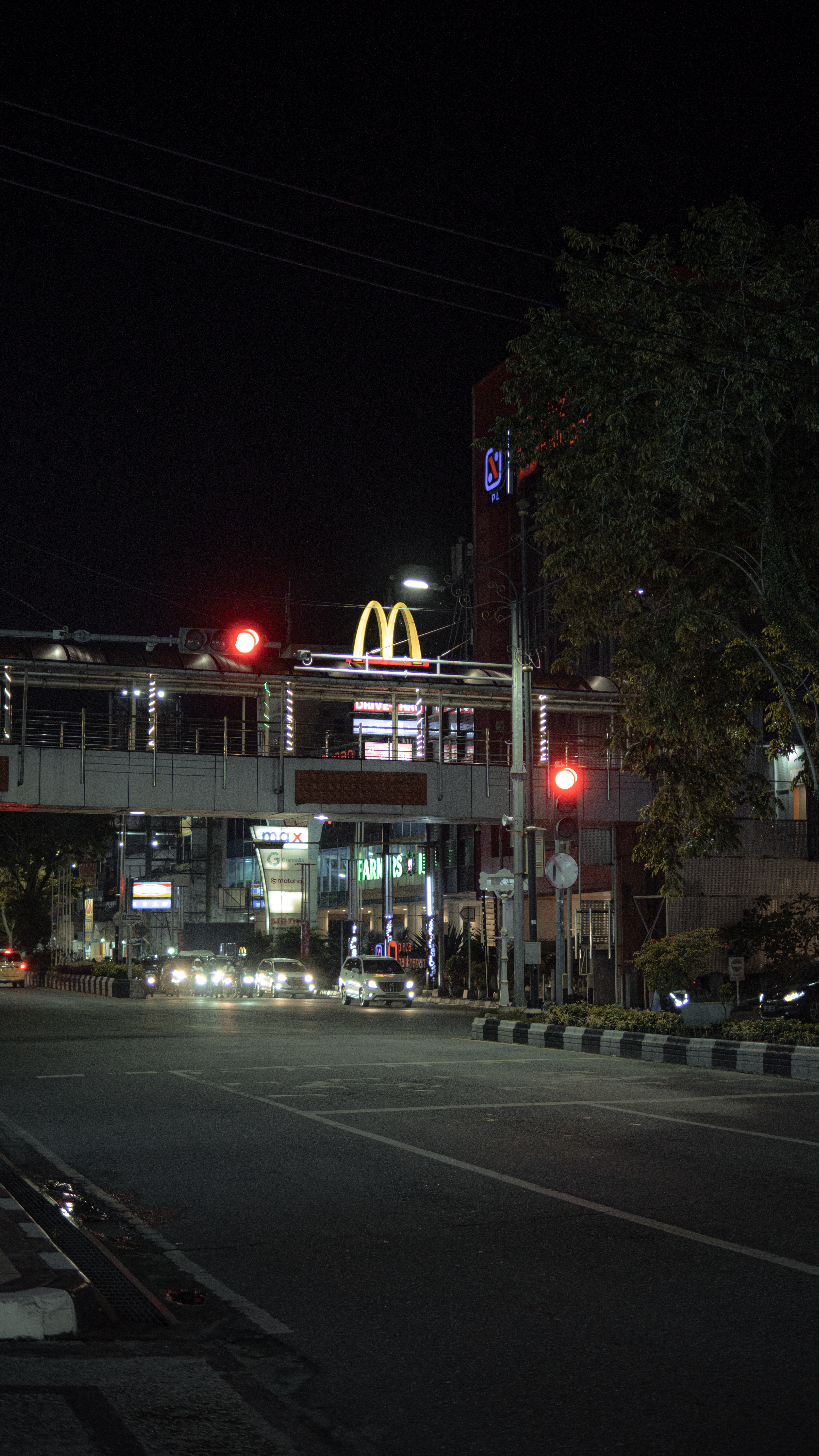 Fast Food Restaurant at Night · Free Stock Photo