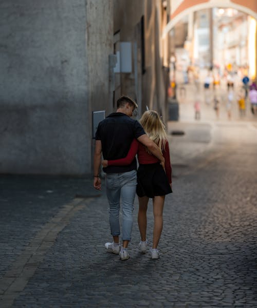 Foto profissional grátis de andando, casal, cidade