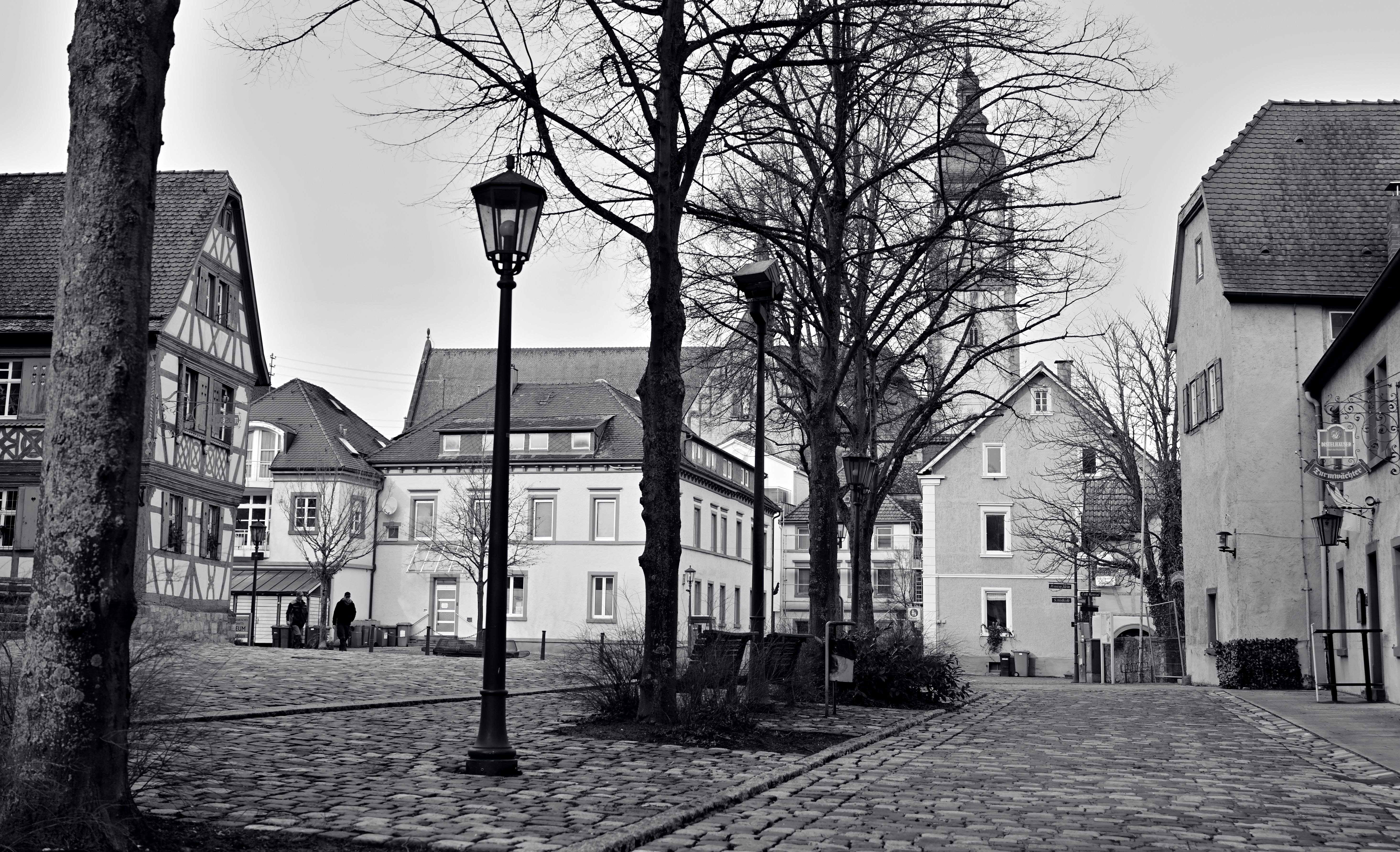 Ländliche Straße durch deutsches Dorf