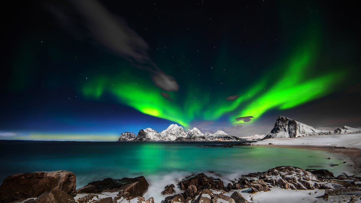 Aurora borealis, dağlar, deniz içeren Ücretsiz stok fotoğraf