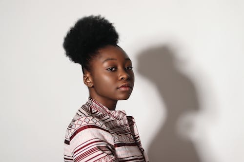 Photographie De Portrait De Femme Avec Ses Cheveux Sur Un Style Chignon