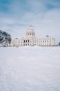 在晴朗的冬日天空下，明尼苏达州议会大厦被积雪覆盖