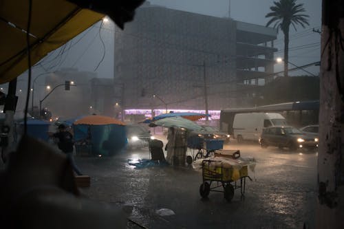 傾盆大雨, 城市, 城市街道 的 免费素材图片