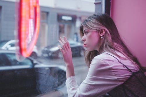 Immagine gratuita di bar, camicia bianca, capelli lunghi