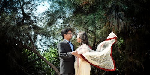 Foto profissional grátis de árvores, de pé, fotografia de casamento