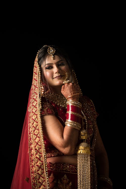 インド人女性, ウェディングドレス, スタジオ撮影の無料の写真素材