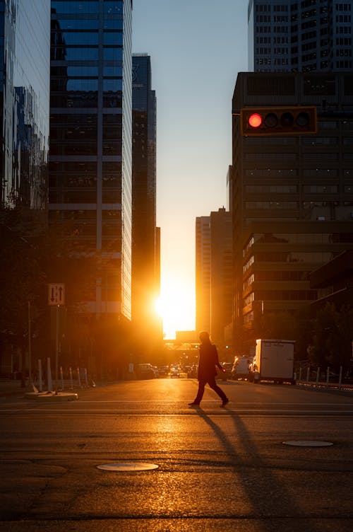 Kostenloses Stock Foto zu gebäude, person, sonnenuntergang