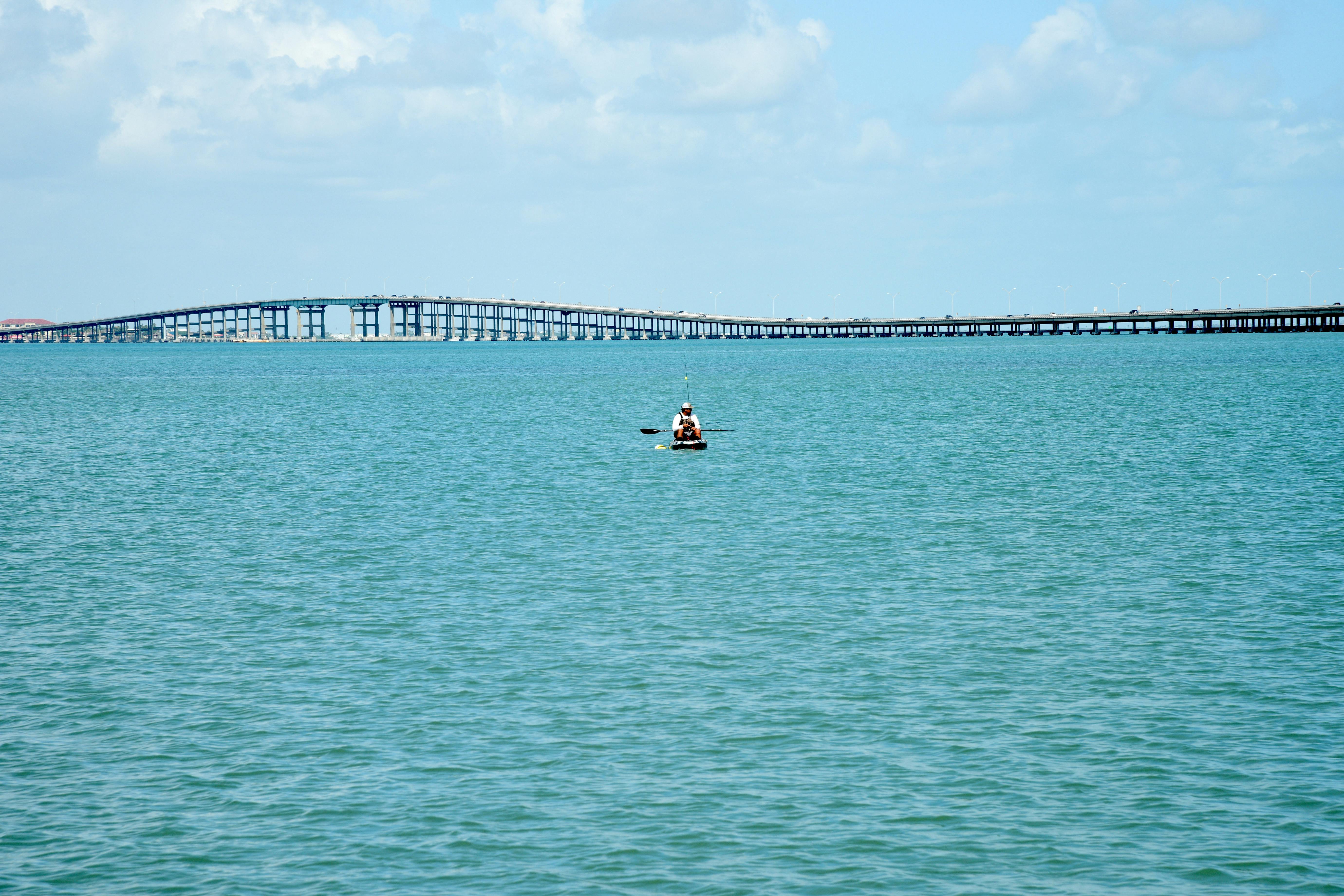 南帕德里島海灘風光,遠方橋樑連接德克薩斯海岸線