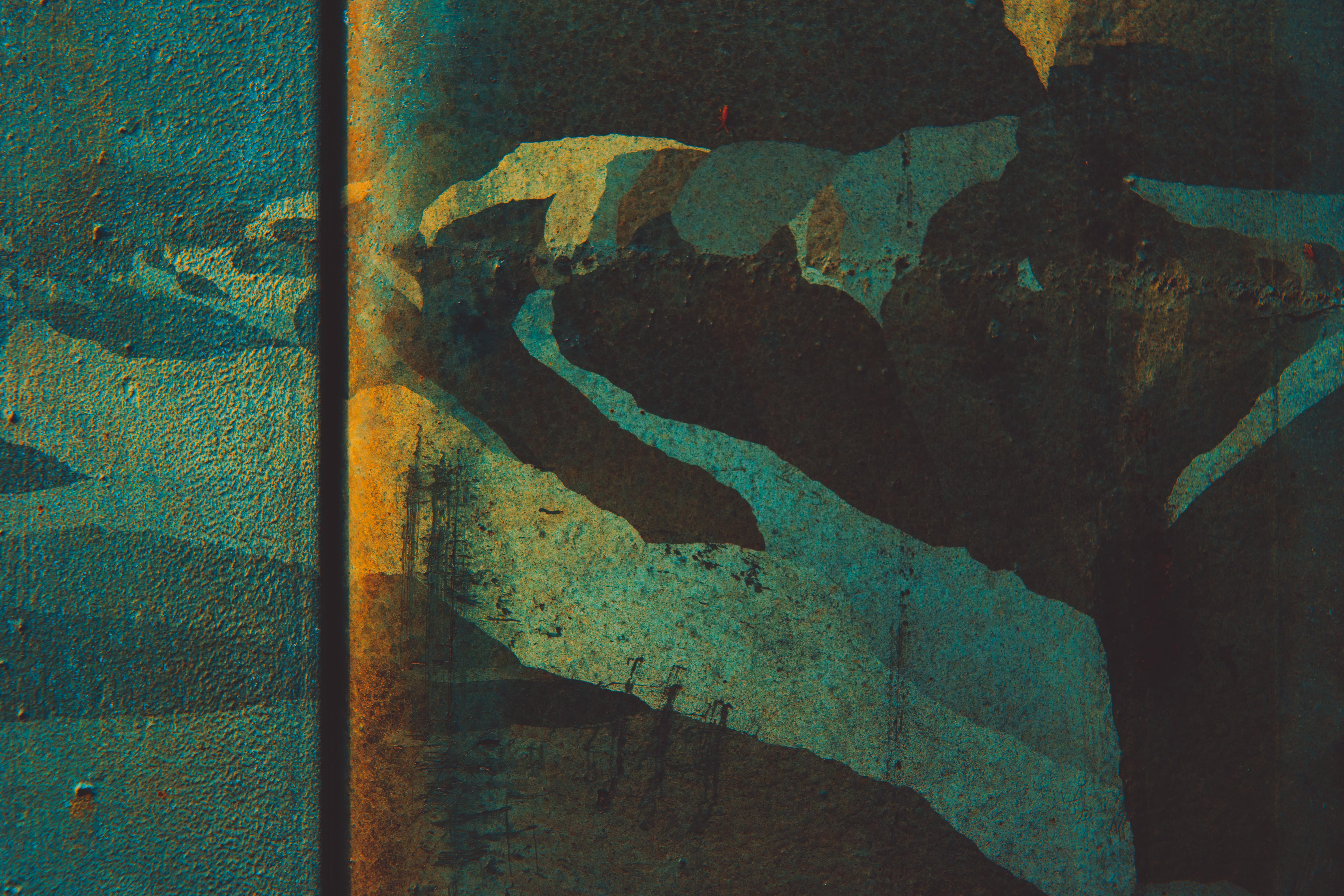 苏格兰邓弗里斯和加洛韦的艺术生锈金属表面特写，上面带有彩色图案