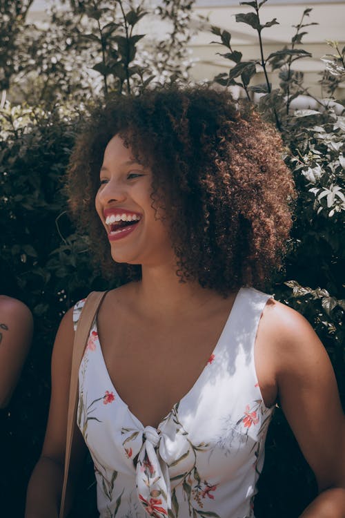 Mulher Sorridente Em Pé Perto De Uma Planta