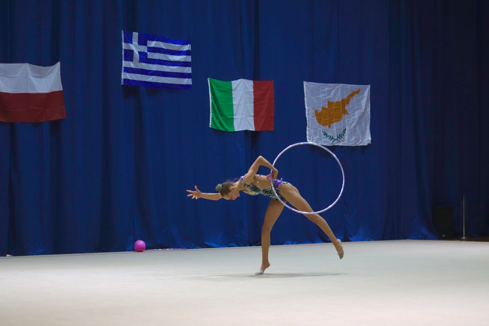 Gimnasta rítmica ejecutando una rutina con implementos