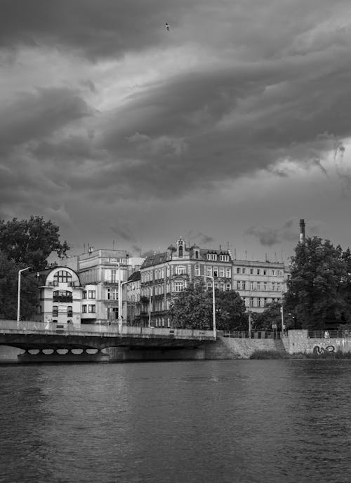 Ingyenes stockfotó fekete-fehér, felhők, folyó témában