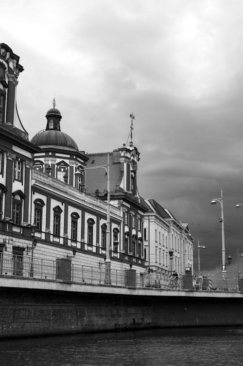 Immagine gratuita di bianco e nero, cielo coperto, facciata di edificio