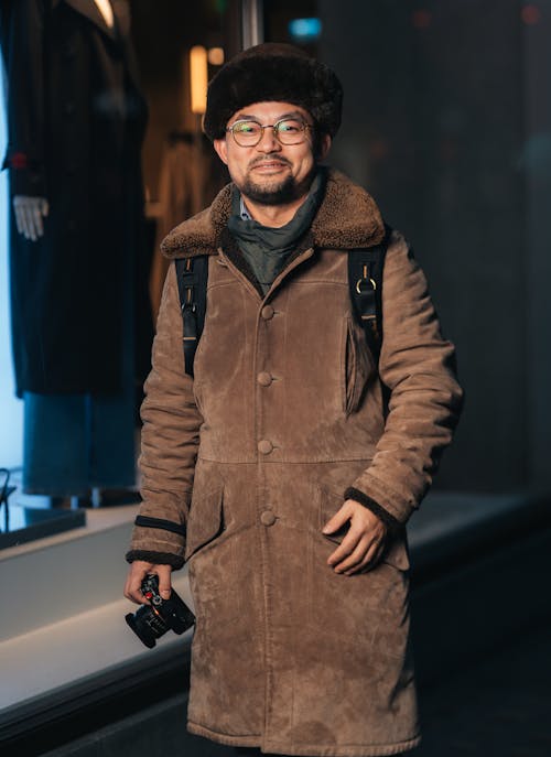 Kostenloses Stock Foto zu asiatischer mann, brille, festhalten