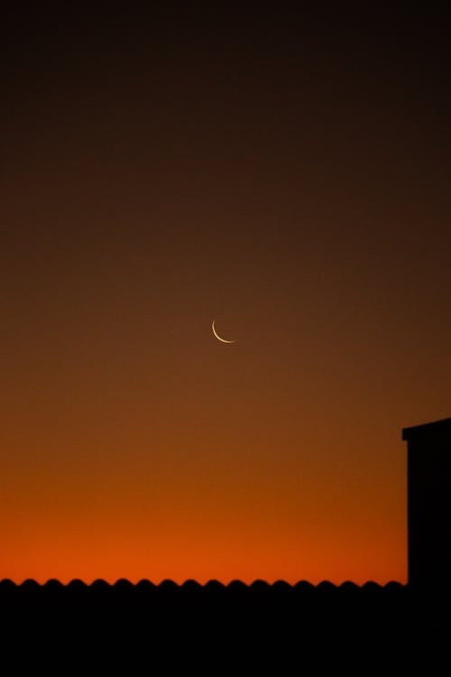 Бесплатное стоковое фото с вертикальный выстрел, крыша, луна
