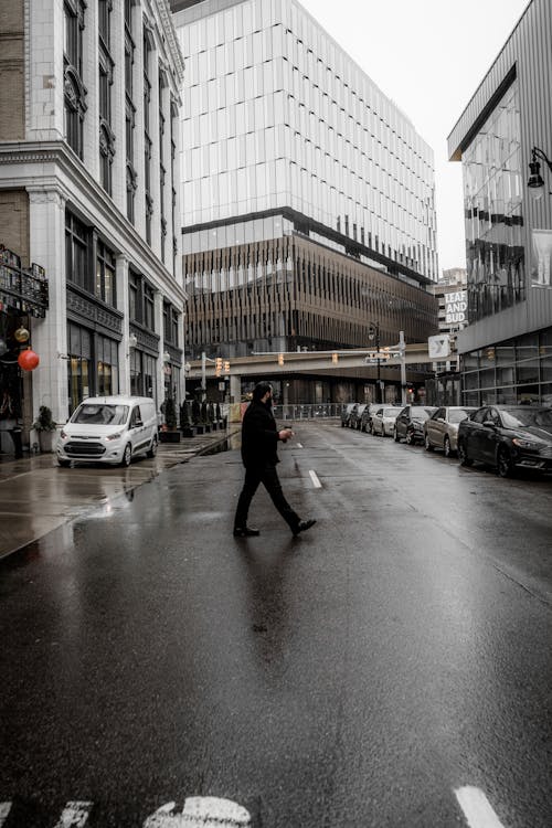 Foto profissional grátis de andando, automóveis, chuva