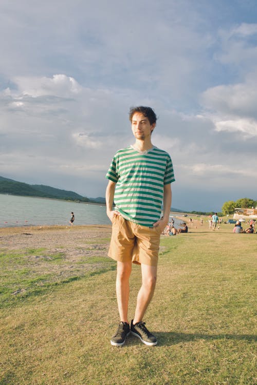 Fotos de stock gratuitas de a orillas del lago, boy, camiseta de manga corta