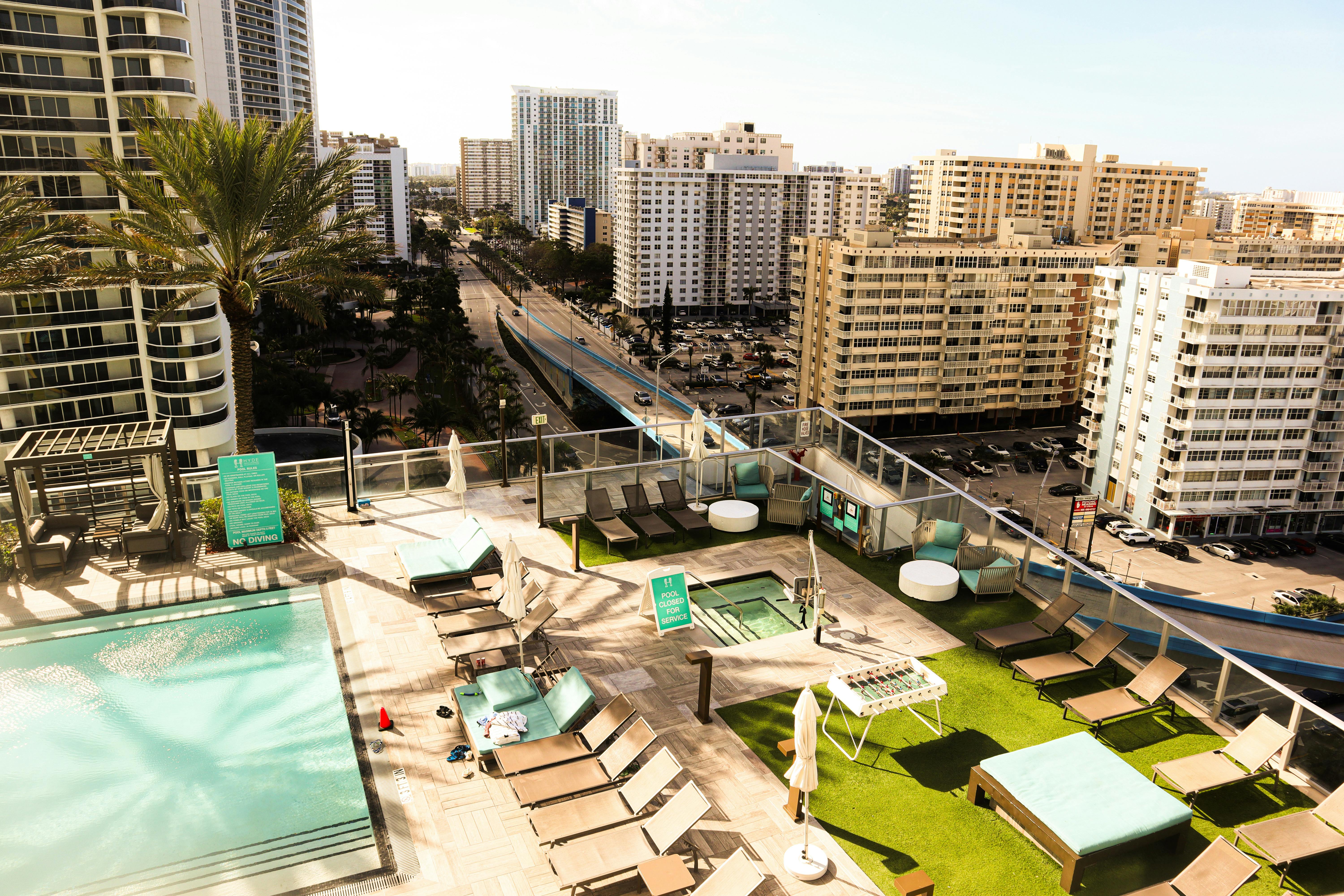 edgewater condo rooftop pool with skyline view - edgewater condos