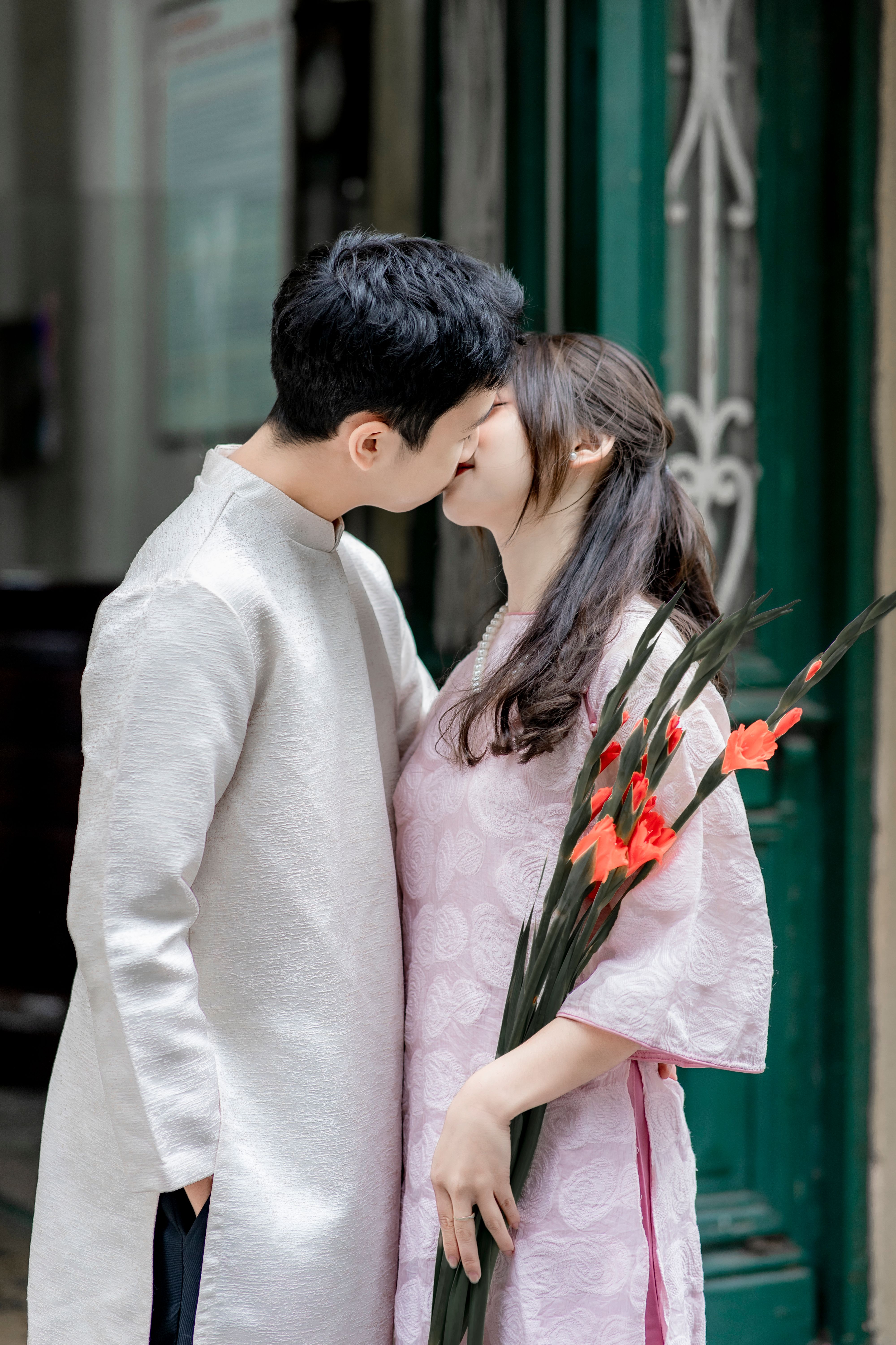 Online dating: starting a conversation on a niche platform