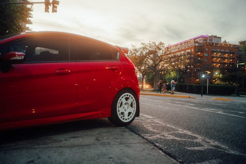 Kostenloses Stock Foto zu fahrzeug, rotes auto, stadt