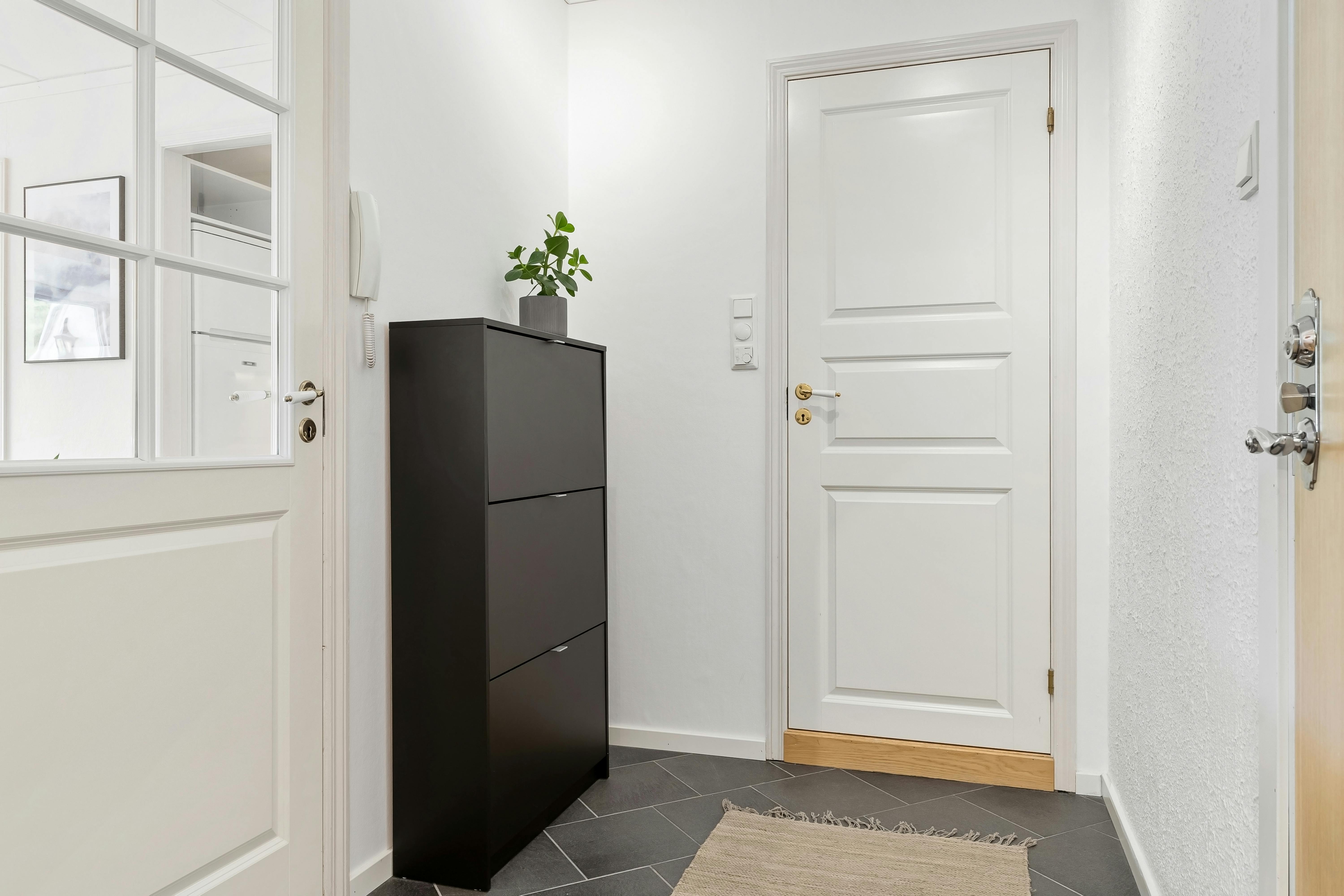 Schmale Flurkommode mit Schubladen, Ablageschale und Spiegel in hellem, ruhigem Eingangsbereich