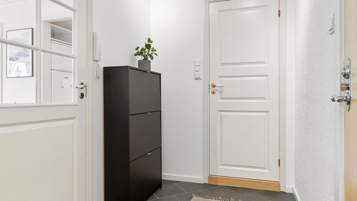 Couloir moderne avec portes blanches et commode noire