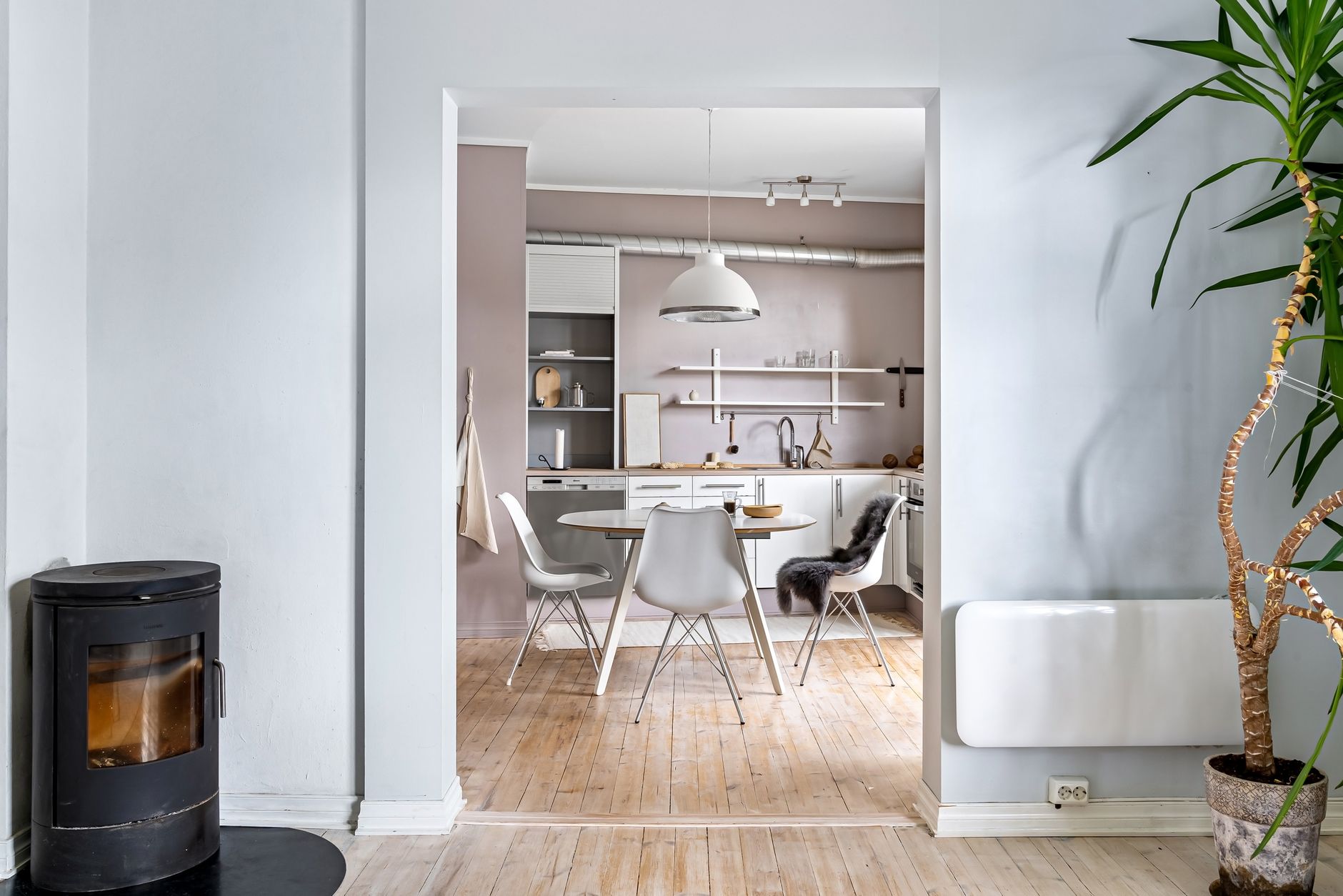 Moderne renoveret lejlighed med nyt køkken og badeværelse